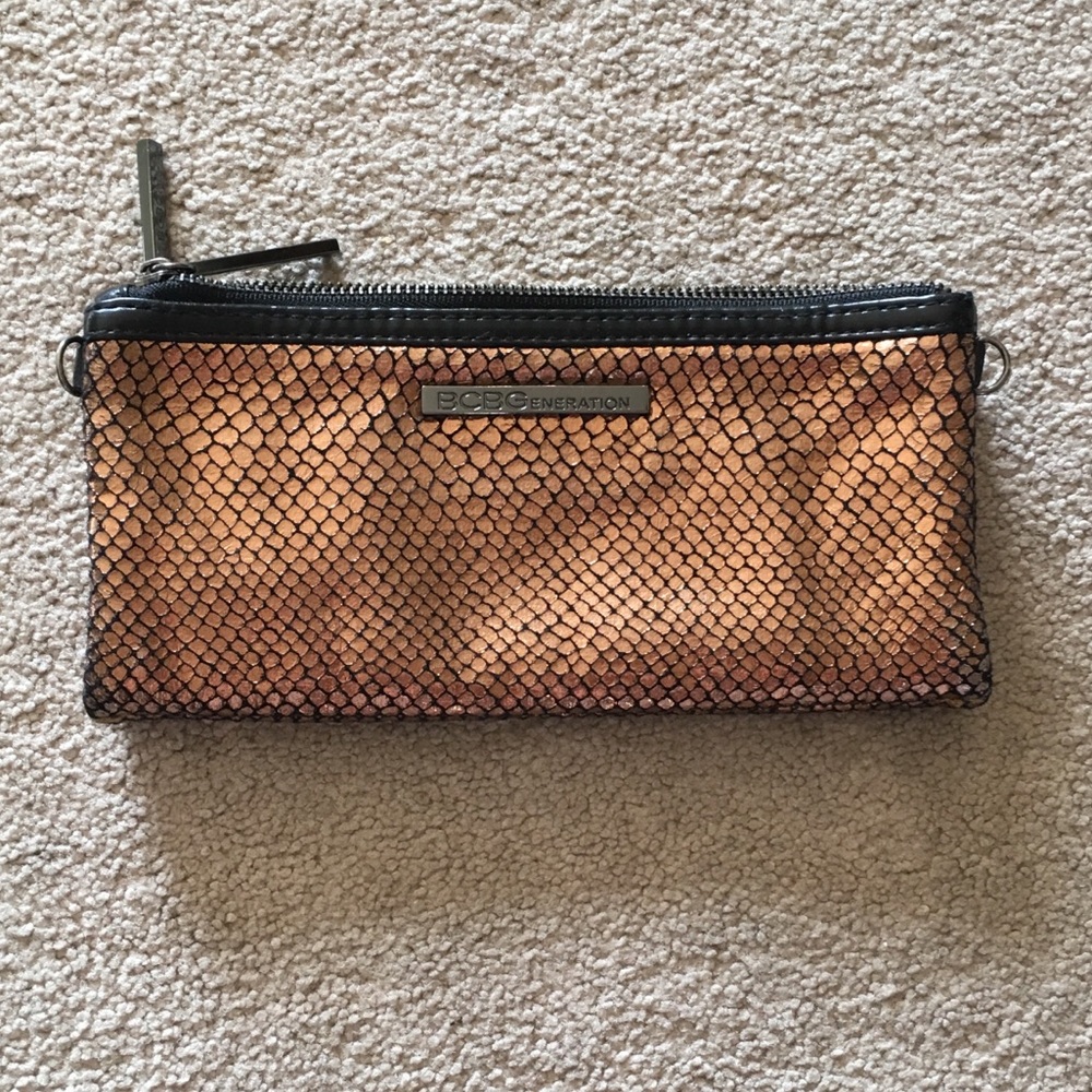 CLEARANCE!💋FINAL PRICE 🎉 BCBGENERATION wristlet - Picture 2 of 8